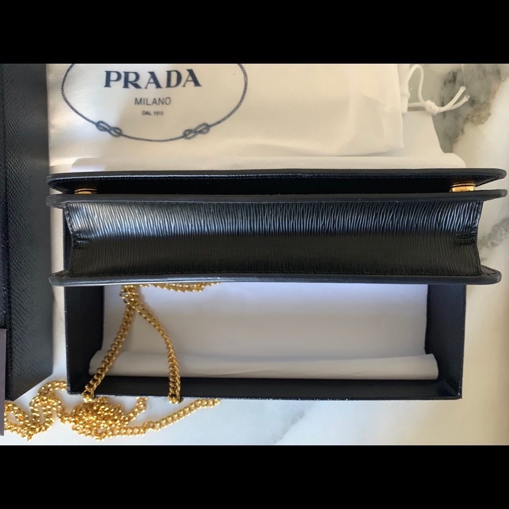Prada saffiano leather crossbody bag with chain - Picture 4 of 6